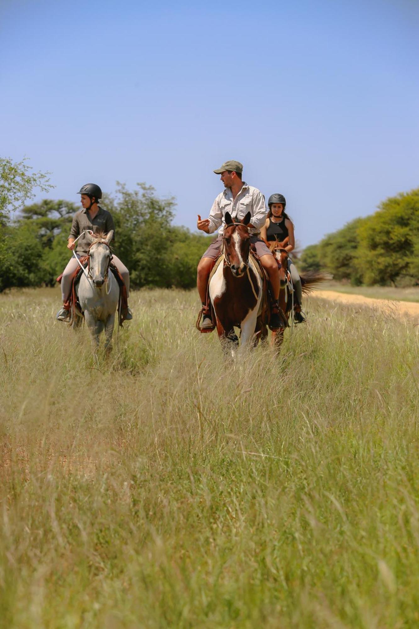 Otjiwa Safari Lodge Очиваронго Экстерьер фото