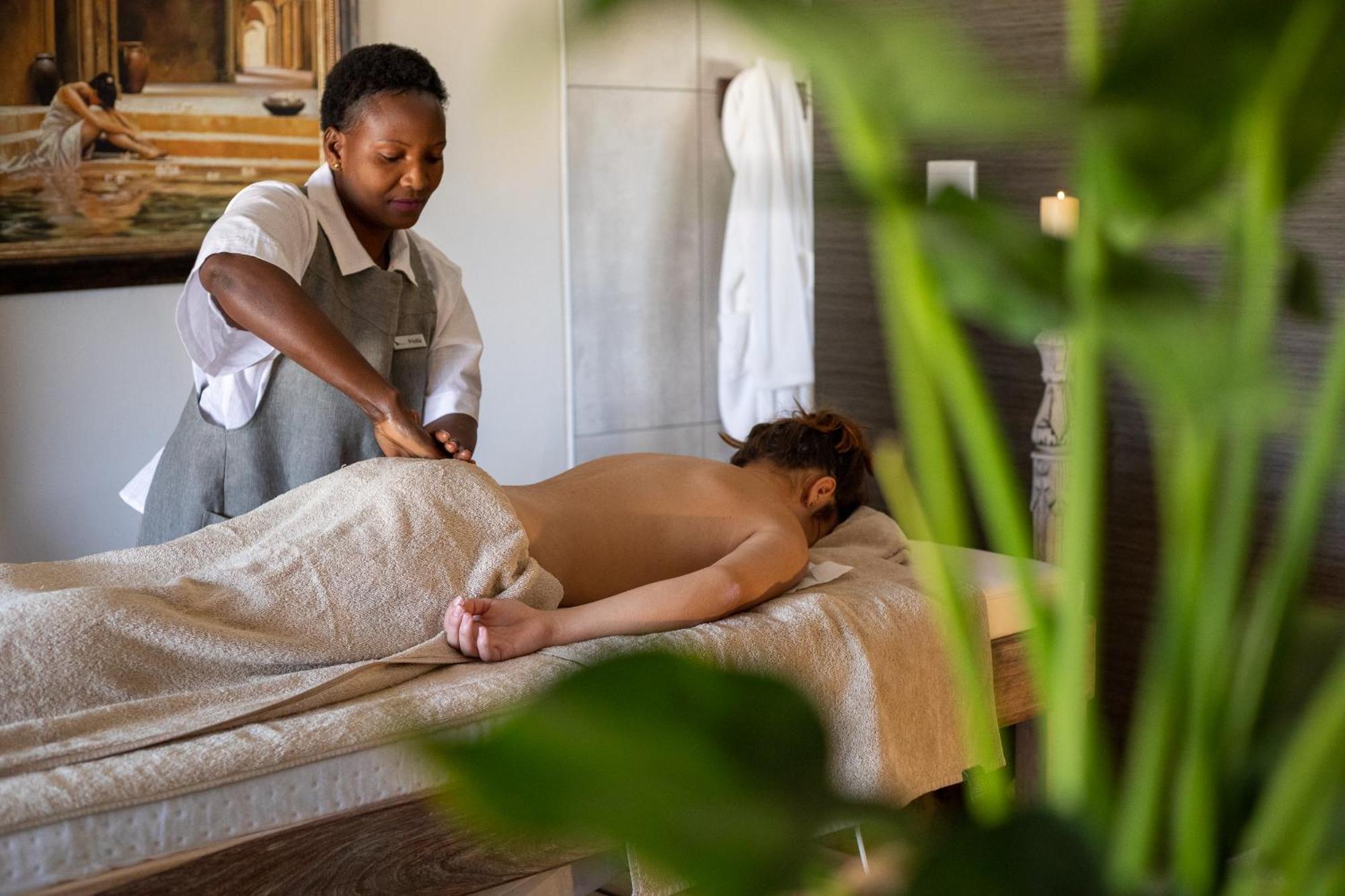 Otjiwa Safari Lodge Очиваронго Экстерьер фото